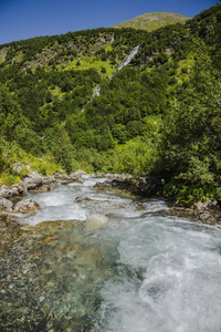 夏日风景与 Imeretinka 河山区的卡拉恰伊切尔克斯