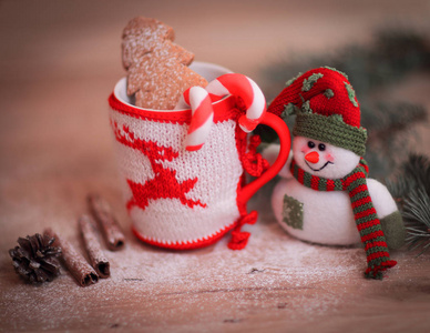 木制背景下的圣诞杯和玩具雪人