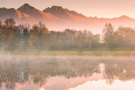 日出之光在 Tatra 山脉的高山山峰