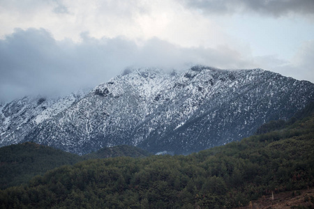 雪覆盖的山峰