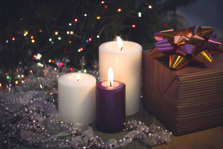 静物烧蜡烛, 圣诞装饰品和礼品盒