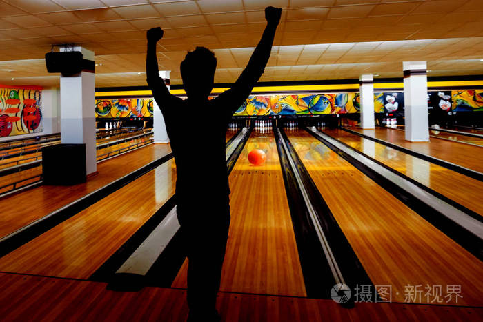 年轻的白种人在保龄球俱乐部玩得开心