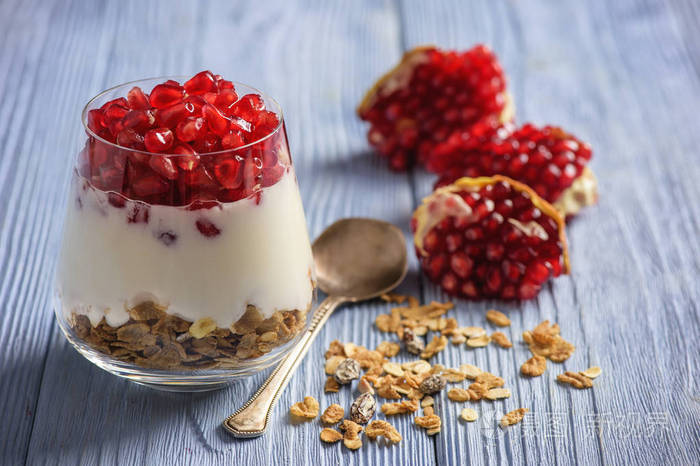 什锦和石榴健康酸奶甜点