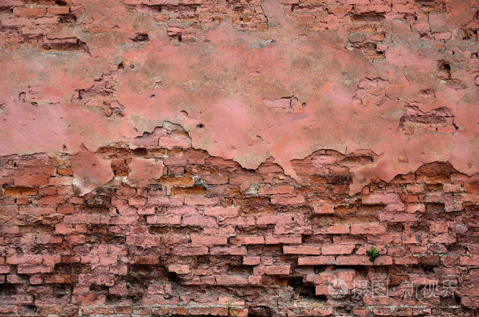 非常旧的损坏的红砖墙与无骨砖和水泥砂浆