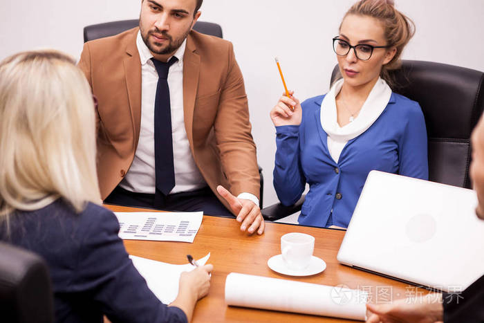 商务人员在办公室交谈
