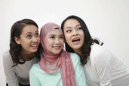 三 malasian 女孩冒充在演播室