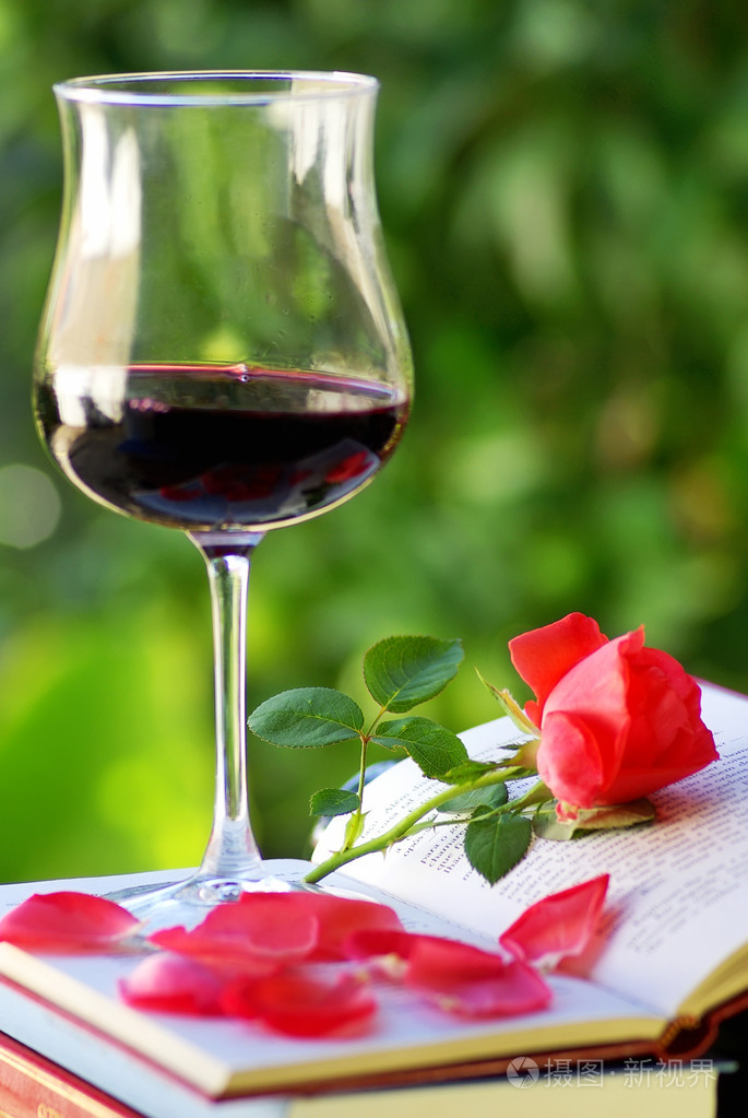书上的一杯红酒