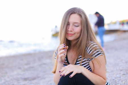 活泼开朗的女孩肖像合影在相机和可爱的笑的人