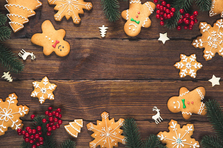 圣诞背景与自制姜饼饼干和新的年份装饰旧木背景。圣诞贺卡