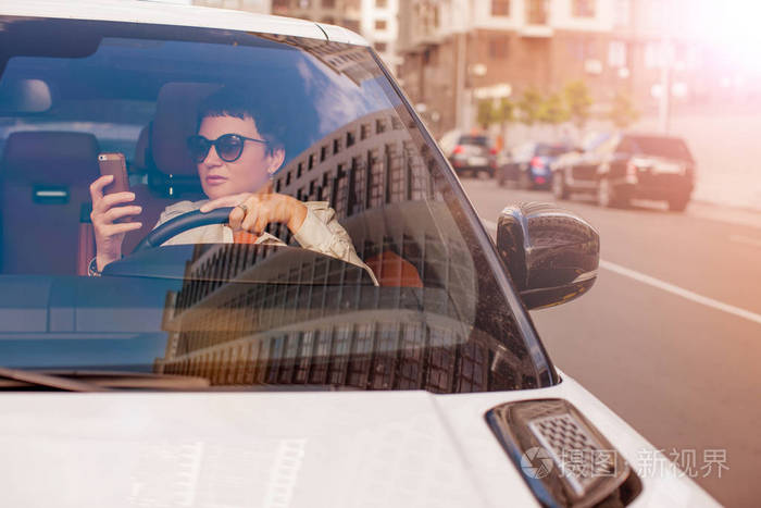 太阳镜开车的女人