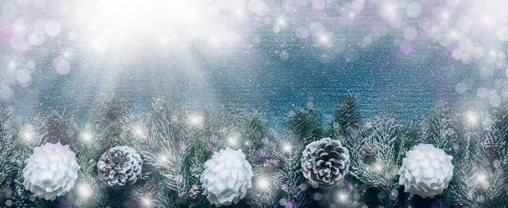 雪的圣诞背景, 杉木树枝与松树锥和圣诞节小在木背景, 节日横幅与复制空间