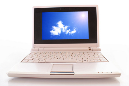 白色笔记本电脑，上面有蓝色多云的天空壁纸