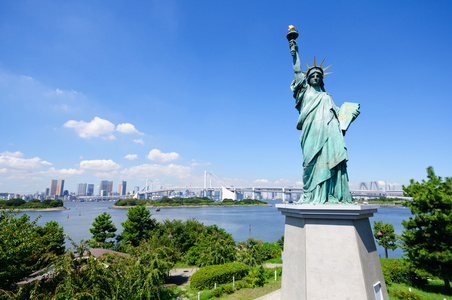自由女神像和东京摩天大楼