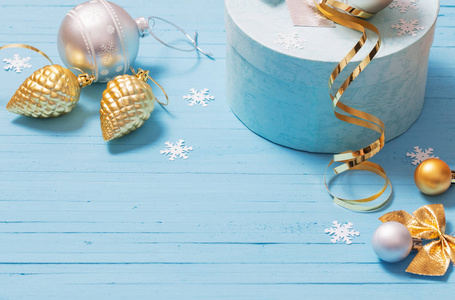 圣诞装饰品在蓝色木背景
