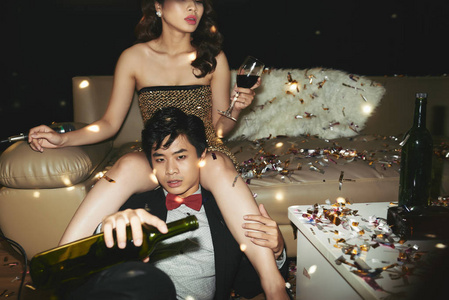 年轻的越南夫妇在聚会上饮酒和玩乐