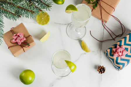 圣诞和新年饮料的想法。香槟玛格丽塔 coc