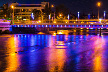 索契河和 Kubanskiy 大桥夜景
