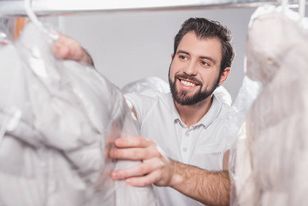 仓库的干洗工人用塑料袋包装的衣服