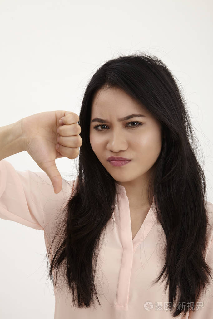 愤怒的马来女人在白色的背景下拇指