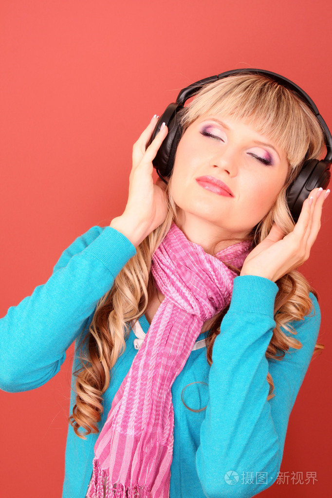 听耳机音乐的年轻美女