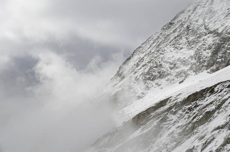 白雪皑皑的高山风景, 有山有云