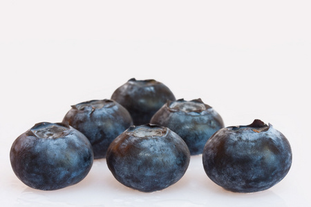 一排排白色背景的蓝莓