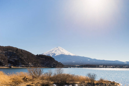 日本的富士山和河口湖。它最著名的地方为旅行者和游人