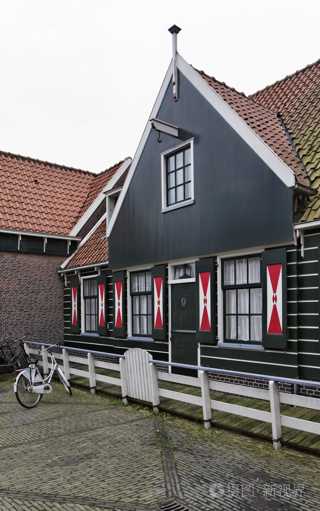 荷兰伏伦达姆村典型的石屋