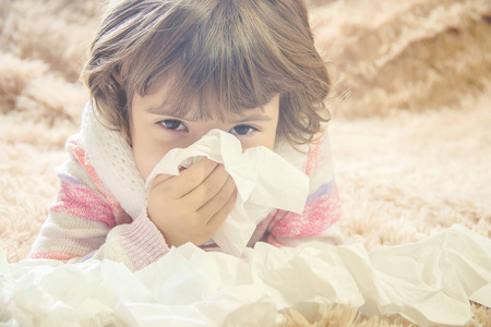 冷的孩子.流鼻涕.选择性焦点照片