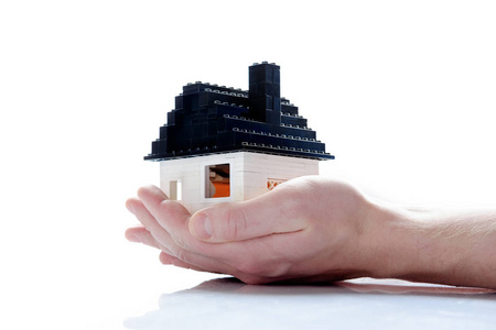 小玩具砖房子在手白色背景