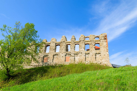 蓝色的天空，在 rabsztyn，波兰中世纪古堡的废墟