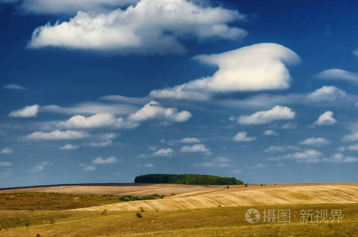 丘陵领域。在丘陵田野上风景如画的天空