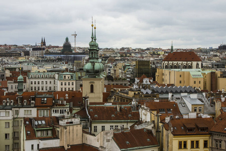 从高点布拉格老城的看法。红色屋顶, 历史建筑。捷克共和国