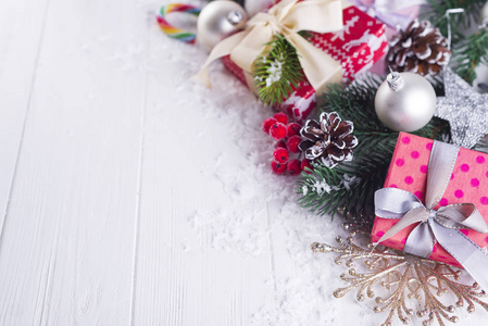 圣诞背景礼品盒, 圣诞树, 手套和装饰品