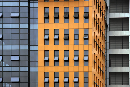 橙色办公大楼的外观