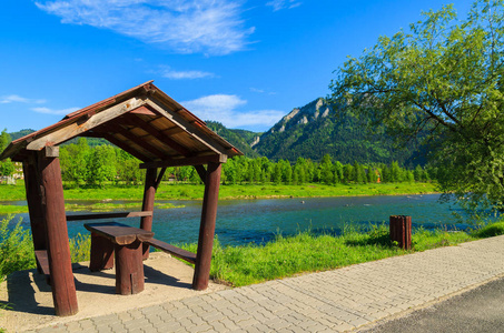 波兰 Pieniny 山 Dunajec 河附近的公共汽车站