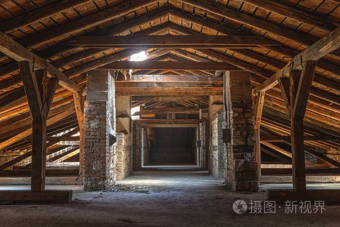 在被遗弃的建筑令人毛骨悚然的阁楼内政