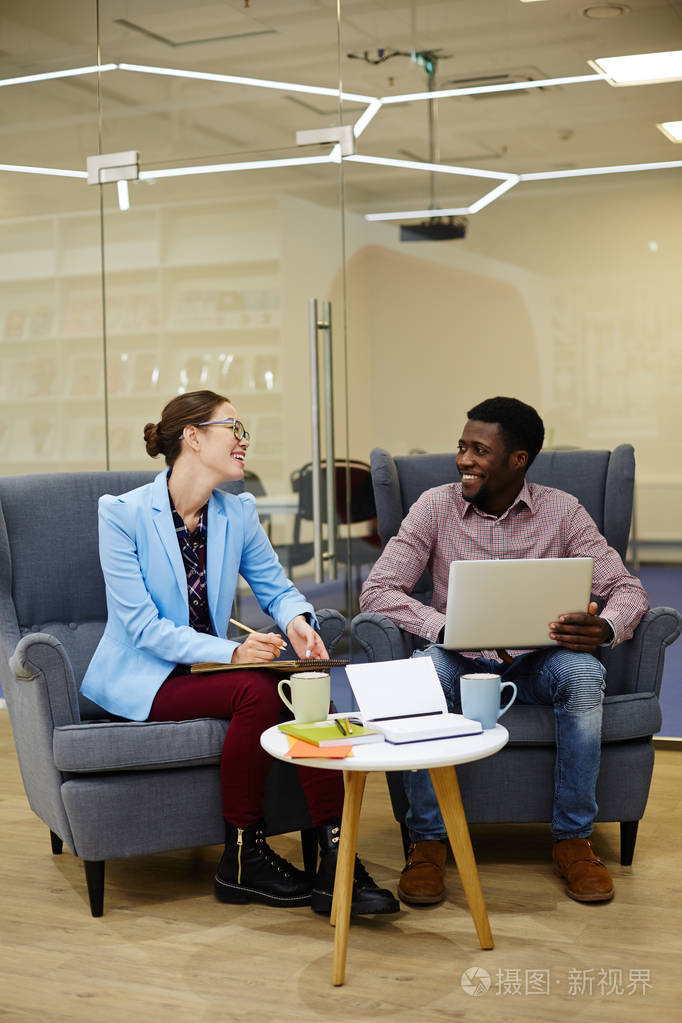 成功的同事讨论商业计划或新项目