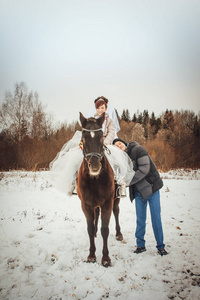 新郎新娘在冬日午后与马同行