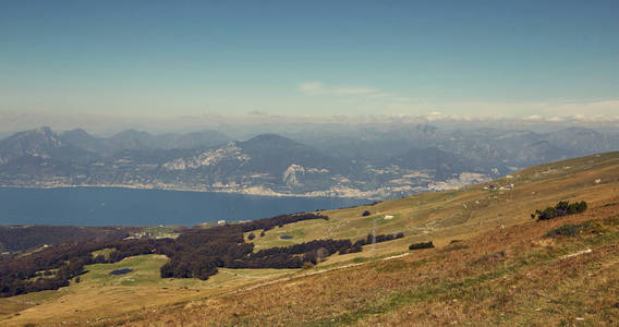 从山在意大利蒙特巴尔 Lago di Garda 湖。美丽的夏天景观。在欧洲旅行