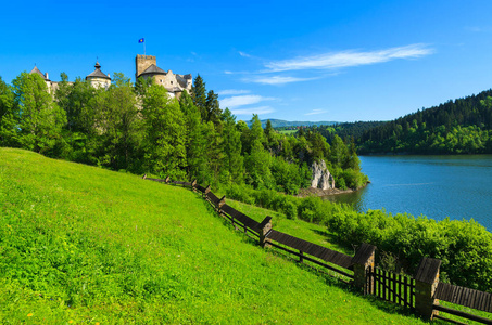 绿色草甸木栅栏湖中世纪城堡, Niedzica, Pieniny 山, 波兰