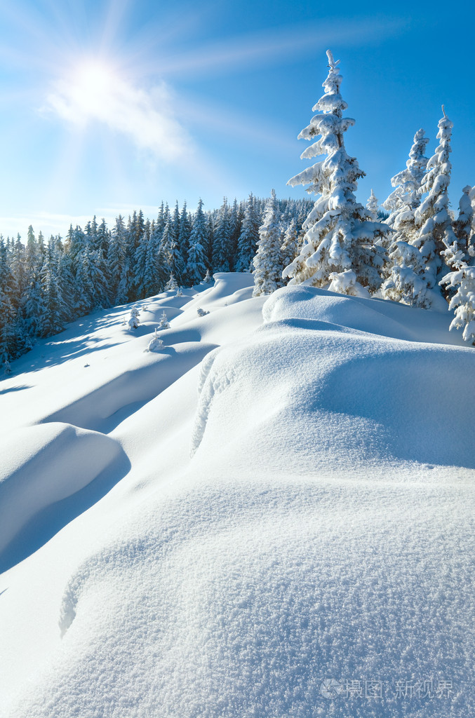 snowdrifts 关于冬季雪盖的山腰和太阳照片-正版商用