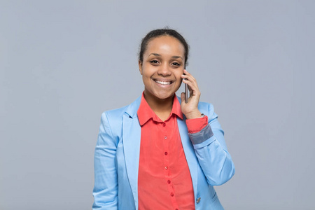 年轻的商业女性说细胞智能手机呼叫非洲裔美国女孩快乐的微笑女实业家
