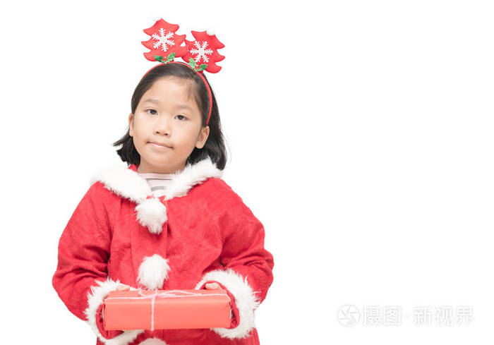 可爱的亚洲女孩在圣诞老人西装藏品礼品盒