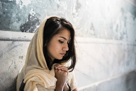 年轻漂亮的女孩穿着蓝色的衣服站在白色的游艇上看着大海