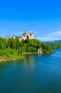 Niedzica 城堡建在波兰 Dunajec 河畔的景观