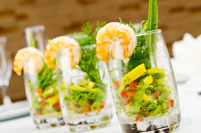 在玻璃杯里的虾