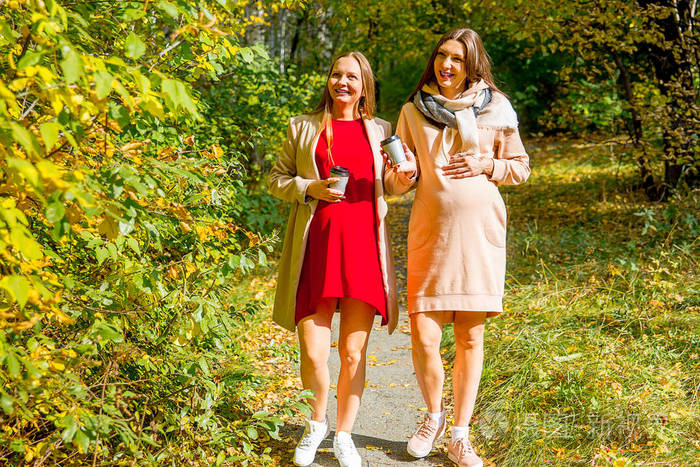 孕妇在公园散步