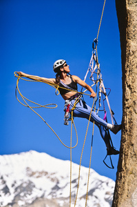 坚持这种悬崖的女性登山者