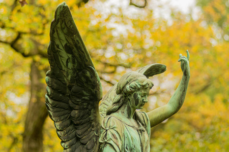 天使雕塑在墓地上举起手臂